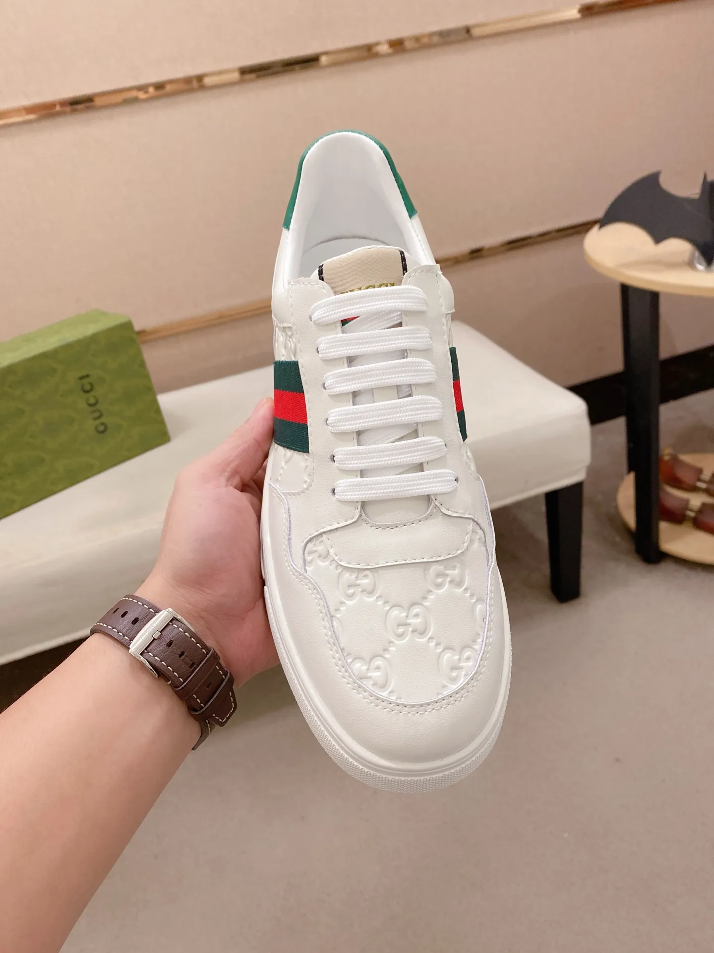 Men's shoes💰 440💰The new GUCCI (Gucci) counters are launched simultaneously. The new men's shoes, 😘fabrics are selected from imported cowhide, and the lining is sheepskin lining. 👍🏿 High-end ☄️ air-cushion molded anti-slip rubber outsole, exquisite lines, simple and elegant, comfortable and high-end for leisure travel. Code number: 38 to 44 (45 can be customized and cannot be returned or exchanged)